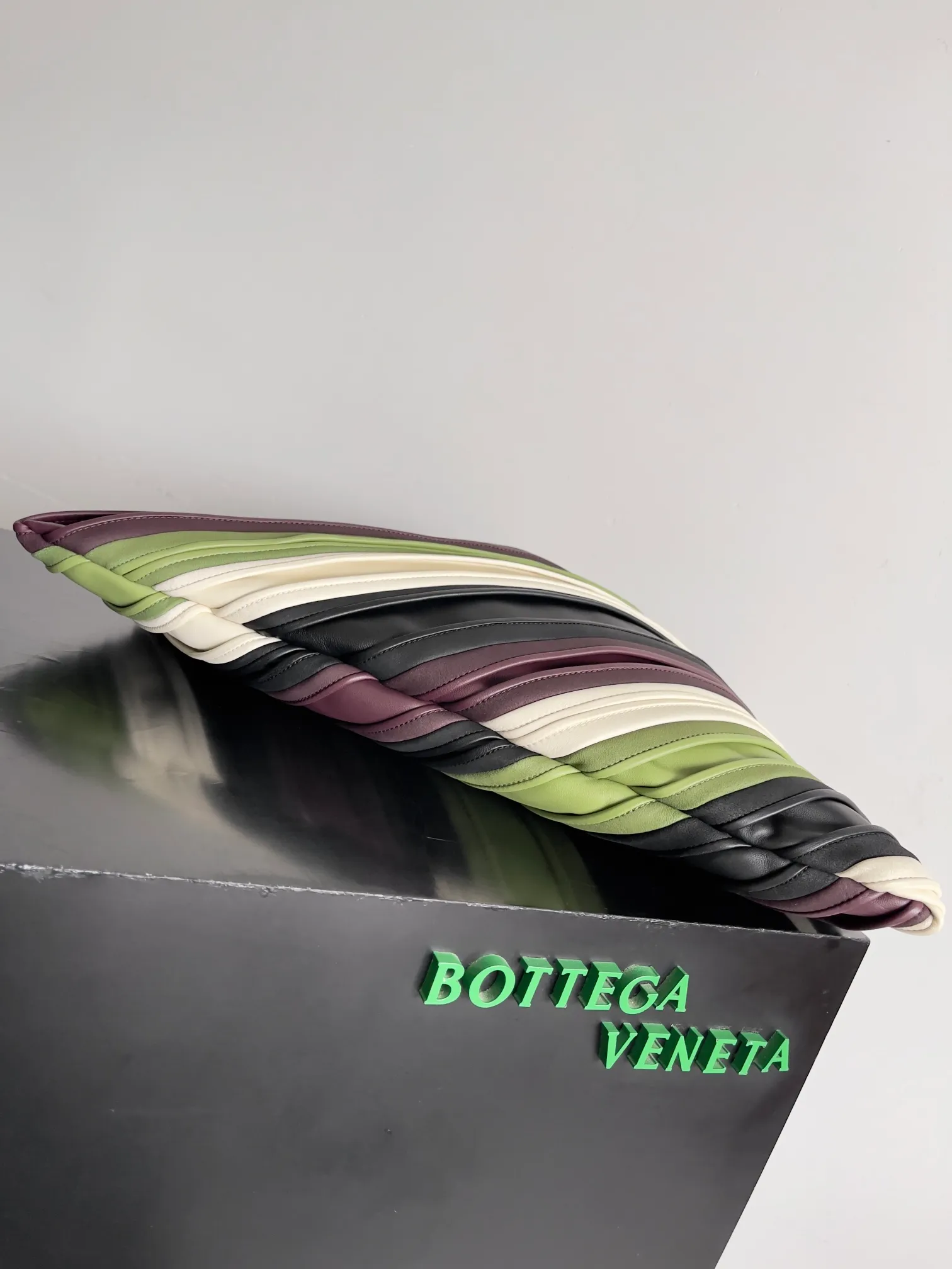 Batch 3520 BOTTEGA VENETA's new Large Hop. This large shoulder bag is made of matcha, white, and berry leather strips. It is reminiscent of the animal skin skirts of primitive tribes and is full of exotic style. The color matching of the 2024 show is very high-end, imitating the elements of the tropical rainforest, with multiple colors of woven leather strips, a large silhouette and a lightweight feel, and the leather is unexpectedly light and soft. Style number: 786193 Size: 54*24*13cm